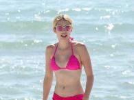 Emma Roberts roześmiana w różowym bikini